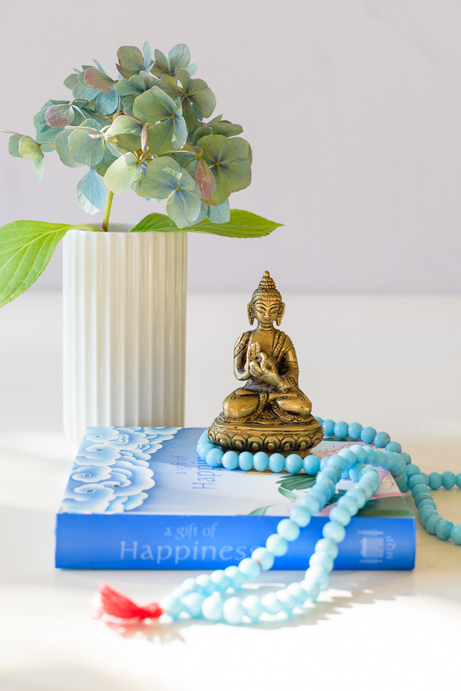 Buddha figurer er en meget brugt del i indretning med Feng Shui, her vist på Coffe Table book om Happiness